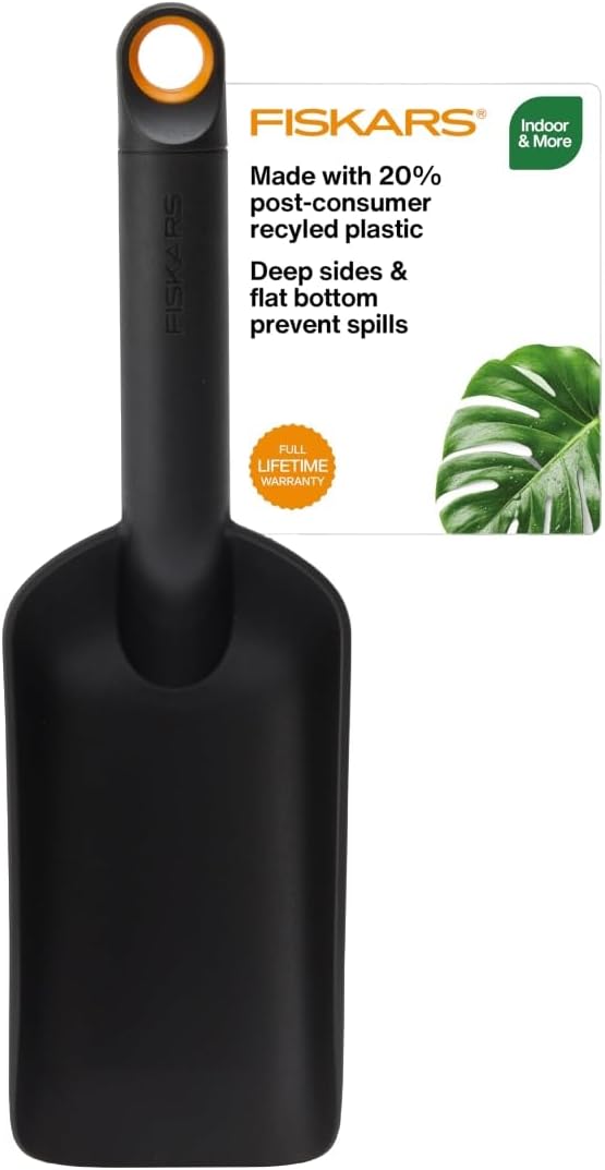 Fiskars Soil Scoop, Indoor Potting & Transplanting Tool for Medium Planters, Durable Lightweight Resin Garden Scooper with Flat Bottom & Deep Sides to Prevent Spills, 1.5 Cup Capacity, Black
