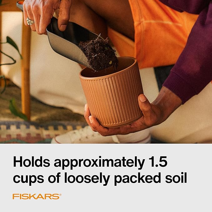 Fiskars Soil Scoop, Indoor Potting & Transplanting Tool for Medium Planters, Durable Lightweight Resin Garden Scooper with Flat Bottom & Deep Sides to Prevent Spills, 1.5 Cup Capacity, Black