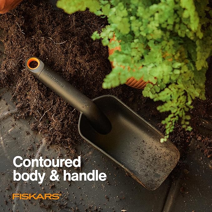 Fiskars Soil Scoop, Indoor Potting & Transplanting Tool for Medium Planters, Durable Lightweight Resin Garden Scooper with Flat Bottom & Deep Sides to Prevent Spills, 1.5 Cup Capacity, Black